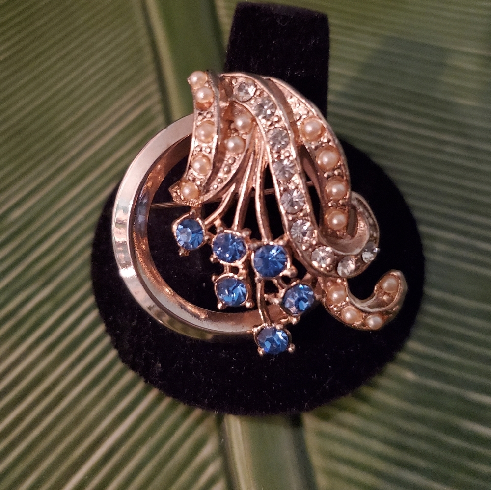 Vintage brooch with pearls,blue/white stones